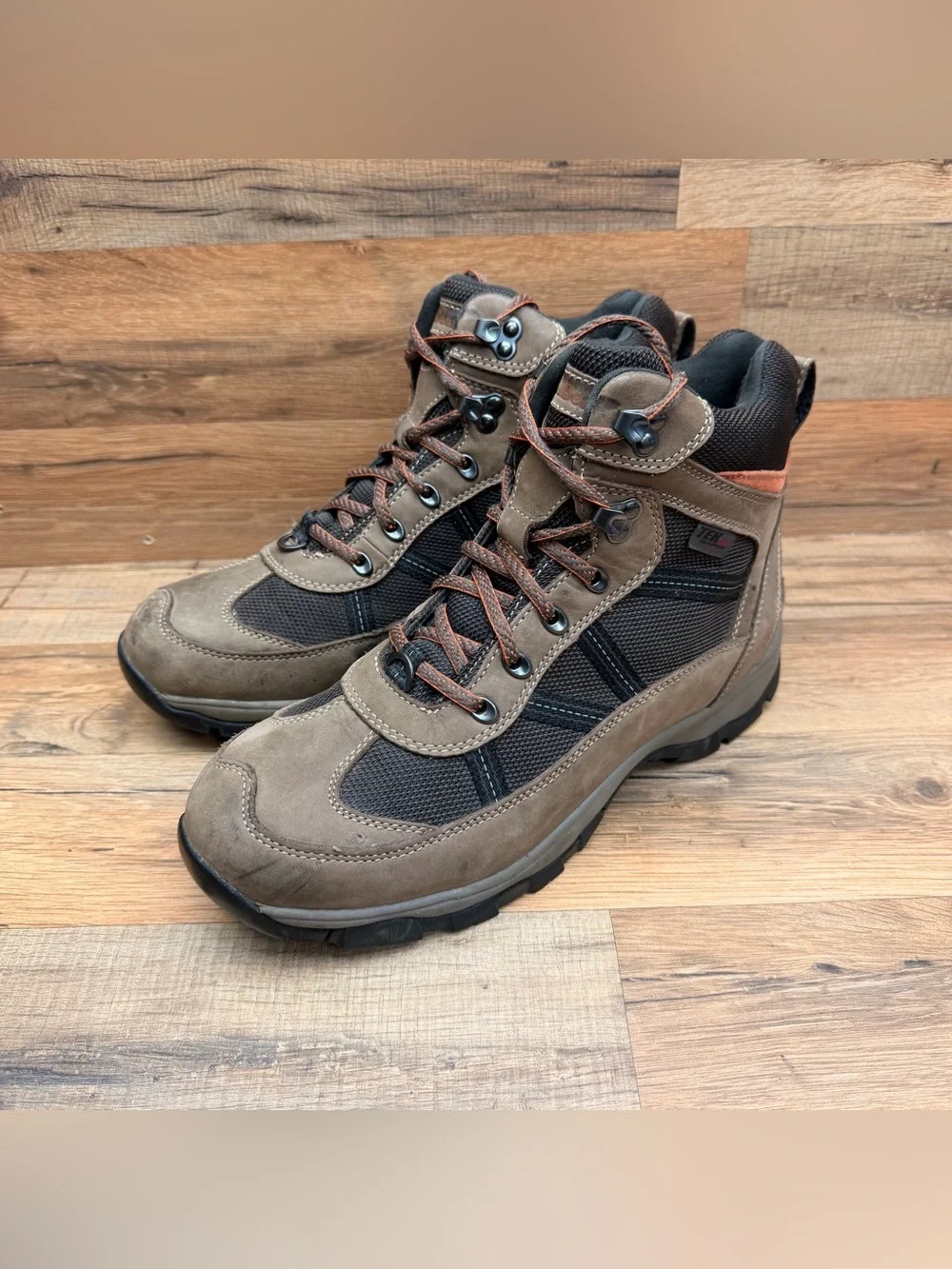 LL Bean Men's size 9 Brown Hiking Boots - Rugged Outdoor Trail Shoes